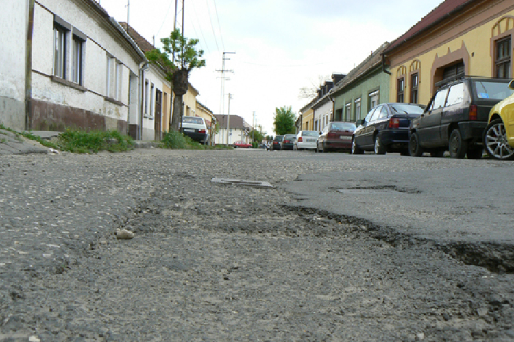 Veszélyesek a láthatatlan kátyúk – eső várható