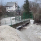 Életveszély Dömösön, özönvízben leszakadt a patakmeder betonja