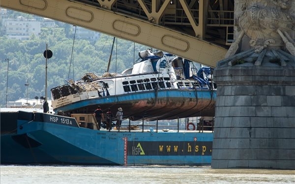 Elbúcsúztatják a Hableány magyar kapitányát és matrózát, módosul a hajóközlekedés
