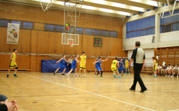 A veretlen listavezető adta fel a leckét junior kosarasainknak