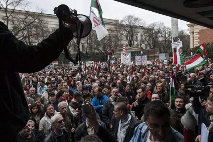 Devizaadósokat képviselő szervezetek tüntettek Budapesten