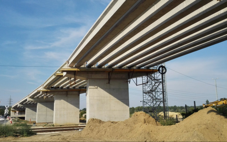 Hétfőtől részlegesen megnyílik a Pomázi úti felüljáró