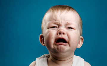 Leragasztotta a síró gyermek száját egy bölcsődei nevelő