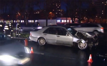 Felborult egy autó, egy másik oszlopnak csapódott a Szentendrei úton - VIDEÓ