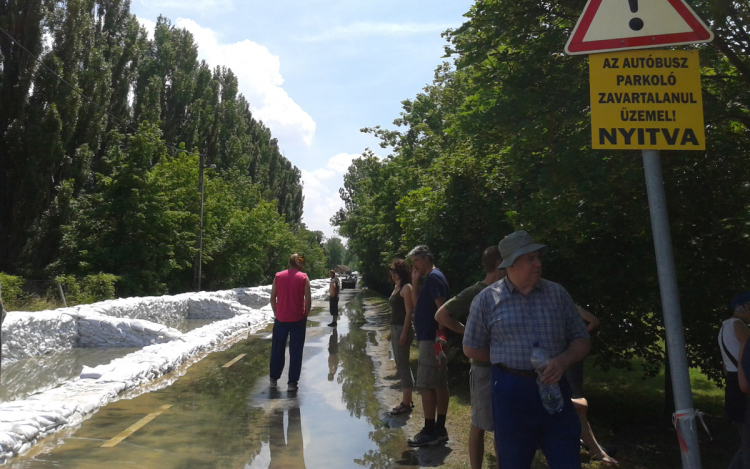 Szakaszosan halad a forgalom a 11-esen