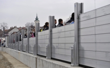 Jó példa a szentendrei mobilgát – kezdődik Visegrádon is az építése