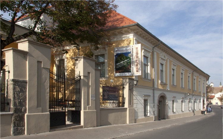 Vízilabdázók és művészek múzeumi teremőri szerepben Szentendrén