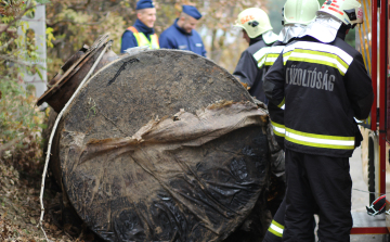 Szénhidrogén folyt az úttestre