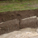 Életveszély Dömösön, özönvízben leszakadt a patakmeder betonja