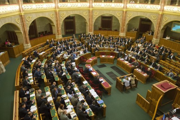 Államfői és miniszteri eskütétellel folytatódik a parlament ülésezése