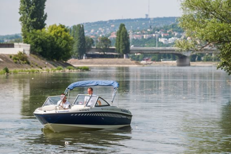 Polgárőrhajót bocsátottak vízre a Dunán