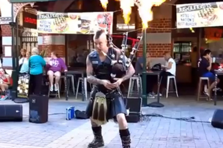 Ilyen a világ legjobb rockszáma vagányul skótdudán – VIDEÓ