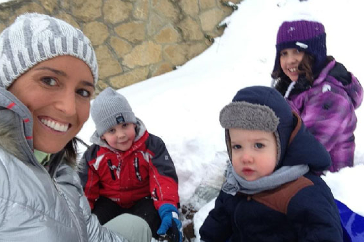 Rubint Réka gyermekeivel a szentendrei hó fogságában