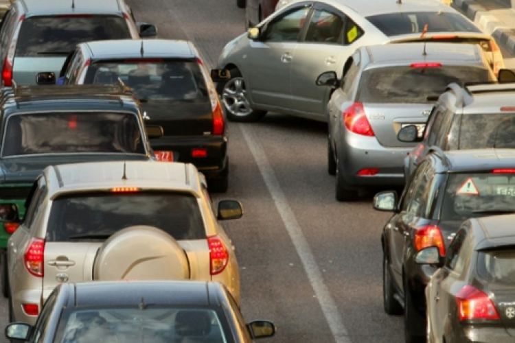 Újra óriási dugó Szentendrén, vajon a lámpák miatt?