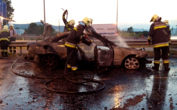 Verseny után balesetben kiégett egy kocsi Budakalásznál - FOTÓK