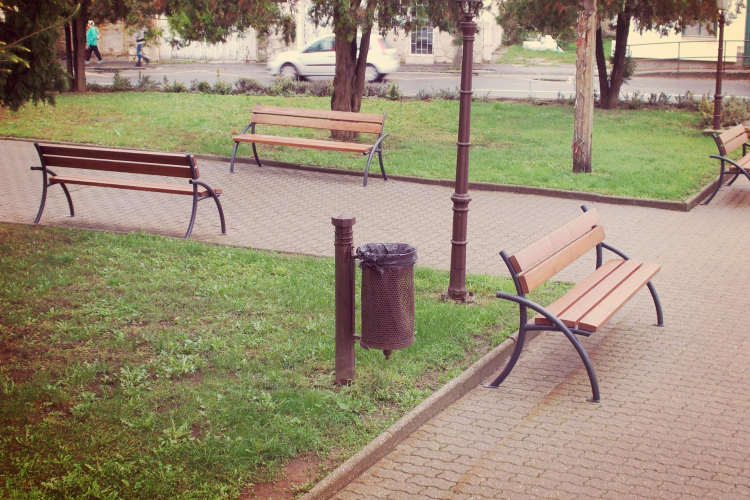 Új padokat és szemeteseket helyeznek ki Pomázon