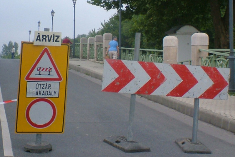 Árvíz - 58 útszakaszon korlátozzák a forgalmat