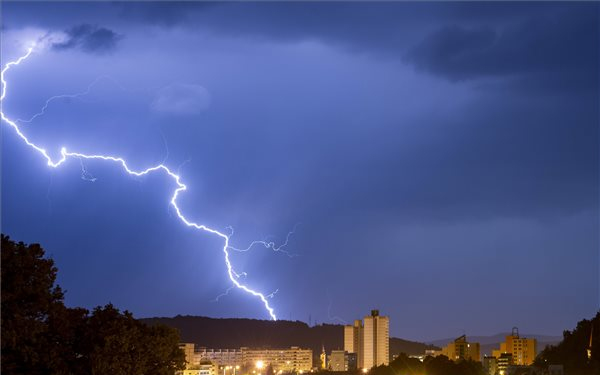 Hétfőn tetőzik a kánikula, este viharos széllel érkezik a hidegfront