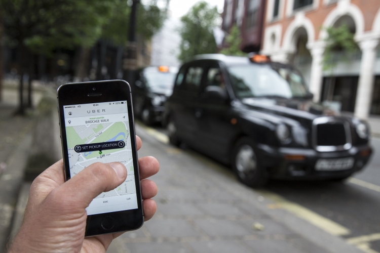 Százezrek írták alá az Uber londoni engedélyének megvonása elleni petíciót