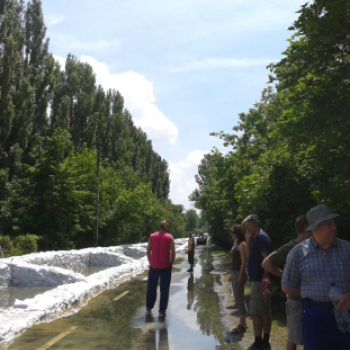 Homokzsákhegyek, hömpölygő víz az utakon