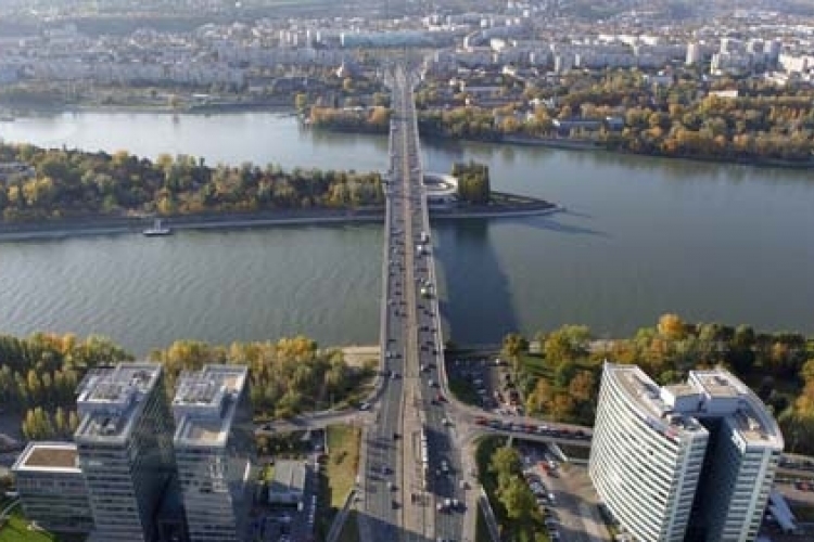Korlátozások, torlódások várhatók hétvégén az Árpád hídon