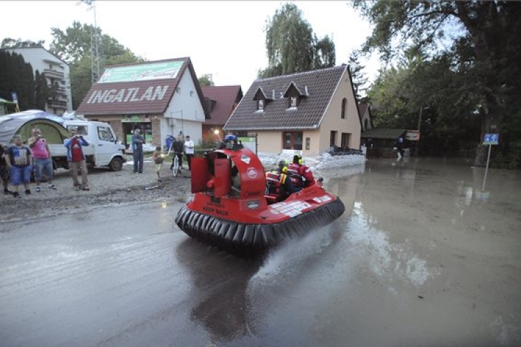 Szentendrén az árvíz elérte a 2002-es szintet, eresztett a Nádastói zsilip