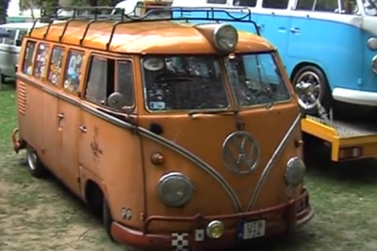 VW Transporterek lepték el a Pap-szigetet - VIDEÓ