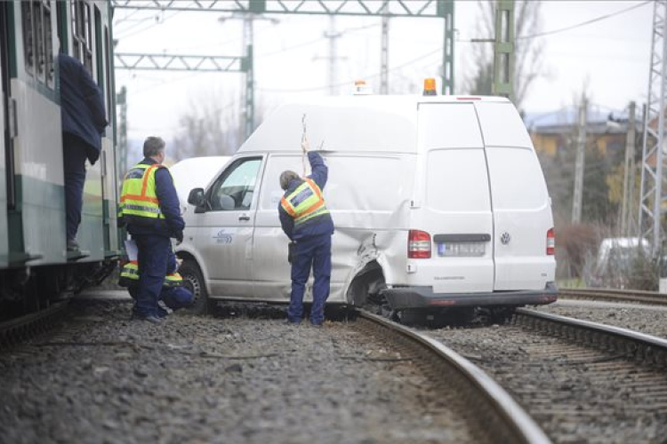 Kisteherautóval ütközött a HÉV Budakalászon