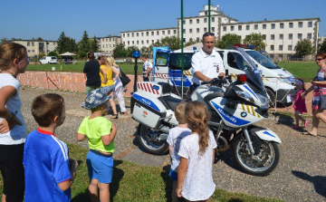 Rendőreinknek is becsengettek