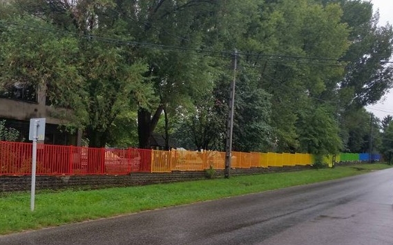 Marad a szivárványszínű kerítés Pomázon