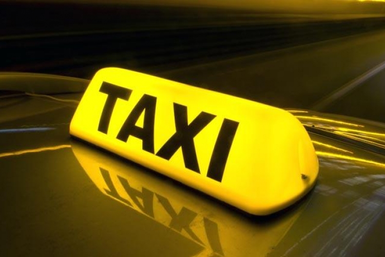 Rendőrkézre került a plakáttépkedő taxis