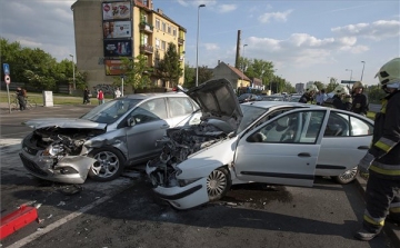 Csúnya baleset: ketten sérültek meg a Szentendrei úton – FOTÓK