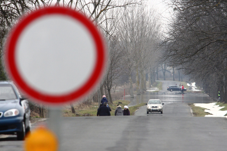 Hat megyében 21 utat teljesen lezártak az ár/belvíz miatt