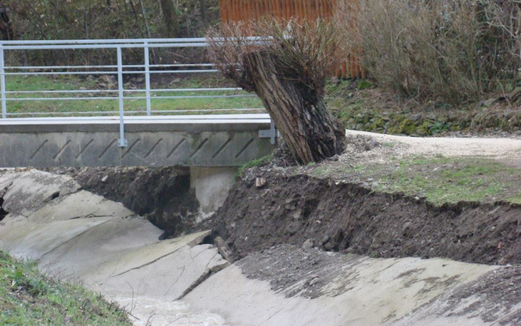 Életveszély Dömösön, özönvízben leszakadt a patakmeder betonja