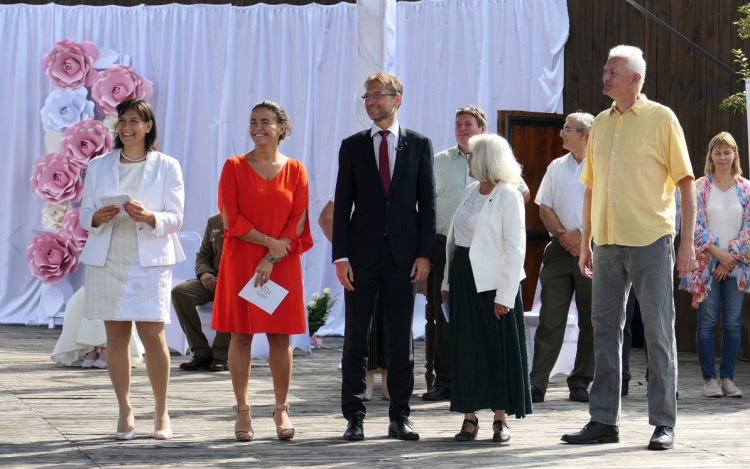 Képgaléria a Skanzen-beli esküvőkről és NOA-napról