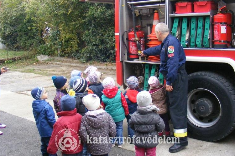 Óvodában jártak a szentendrei tűzoltók
