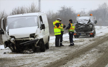 Baleset a Veszprémből Tapolcára vezető 77-es úton 