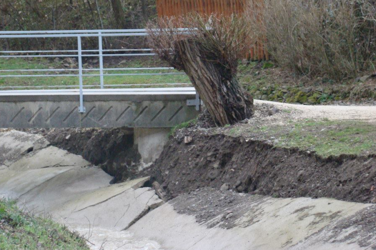 Életveszély Dömösön, özönvízben leszakadt a patakmeder betonja