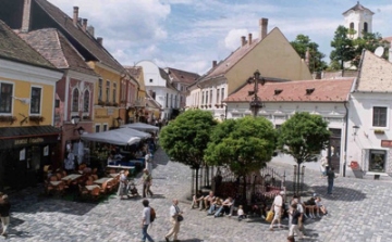 Diákönkéntesek segítik Szentendrére látogató turistákat