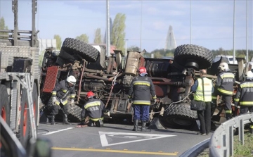 Oldalára borult egy kosaras kocsi Budakalásznál – üzemanyagfolyás, félpályás lezárás