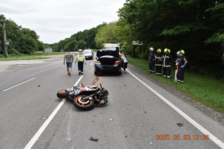 Ötvenmillió forintnyi kokain volt egy balesetező motoros hátizsákjában