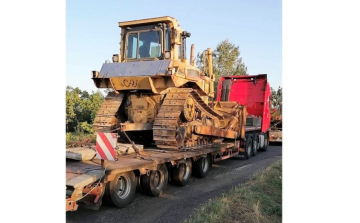 Részegen vezette az óriási munkagépet szállító kamiont